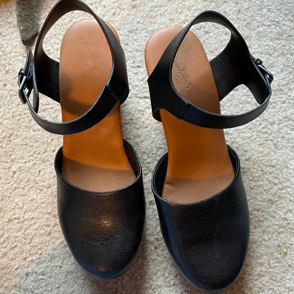 Universal thread black clogs! Size 10, NWOT